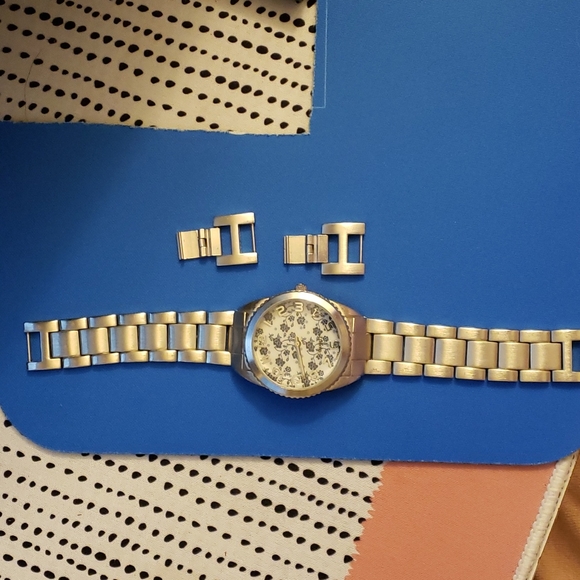 Avenue Silver watch w/blue and white face - Picture 2 of 3